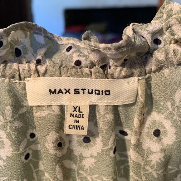 Max Studio sweet ruffled cap sleeve blouse. Sage green/black/off white EUC sz XL - Picture 5 of 10